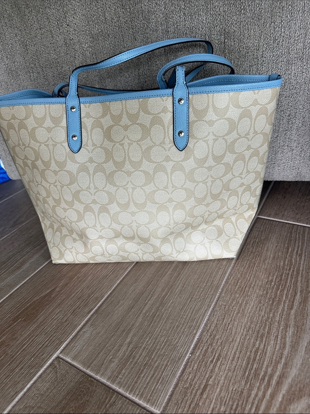 Coach Signature Canvas Tote cream/tan/lt blue w/zipper pouch and keychain tag - Picture 2 of 14
